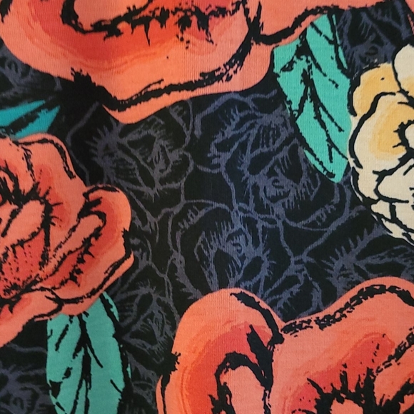 LulaRoe Gigi Tee - Picture 3 of 6